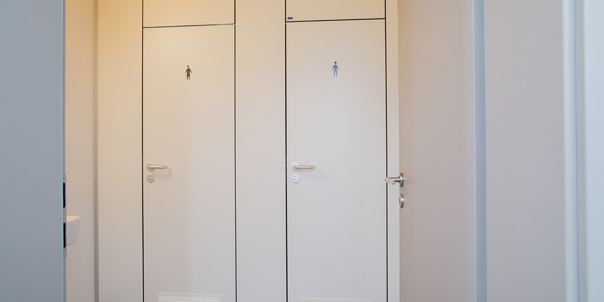 Parete divisoria per bagni pubblici Kemmlit PRIMO F tutt'altezza