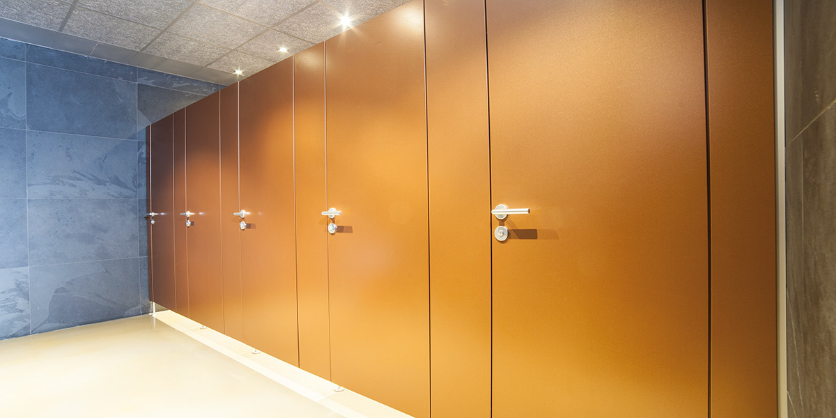 Parete divisoria per bagni pubblici galleggiante