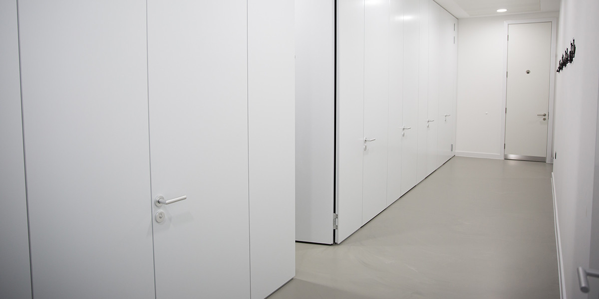 Parete divisoria per bagni pubblici tutt'altezza per massima privacy